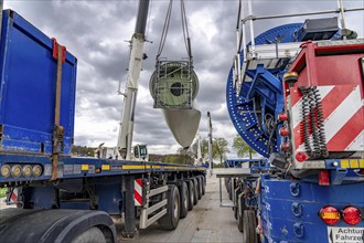 Preparation for the transport of a 68 metre long blade, a wind turbine, with a self-propelled