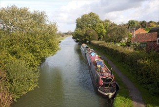 Narrow boats on Kennet and Avon canal, Great Bedwyn, Wiltshire, England, UK