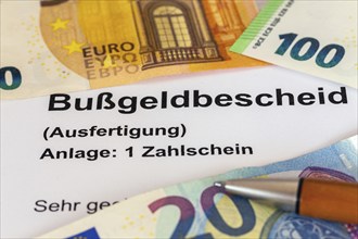 Close-up of a fine notice and euro banknotes (symbolic image)