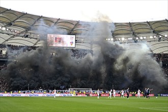 Aktion Schwarze Kurve, VfB Stuttgart Ultras, fans, express protest, black smoke, smoke, Bengalos,