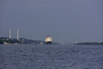 Europe, Germany, Hamburg, Elbe, Passenger ship Queen Mary 2 leaves Hamburg, Evening light, Europe