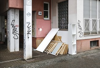 Bulky waste at a house, illegal waste disposal in the Berlin district of Wedding, 15.02.2024