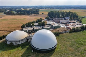 Biogas plant, gas storage, with dome, fermenter tanks for the fermentation process, use of solid