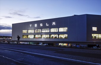 A jogger runs along the battery factory of the Tesla plant, Grünheide, 13 01 2023