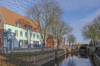 Hotel Hohes Haus am Alten Siel, seat of the rent office from 1696, Greetsiel, Krummhörn, East