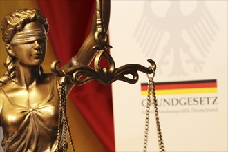 Close-up of a Justitia in front of the German constitution