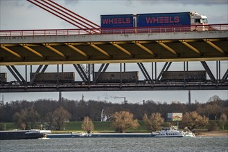 Beeckerwerther Brücke, motorway bridge, A42, truck, goods train on the Haus-Knipp railway bridge,