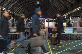 Frankfurt am Main main station, ICE train on platform, traveller, Hesse, Germany, Europe