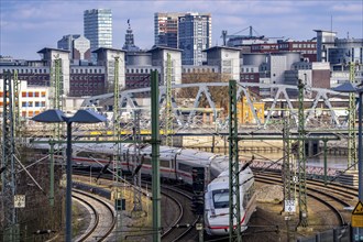 Track system at Elbbrücken station, ICE travelling towards the city centre, to the main station,