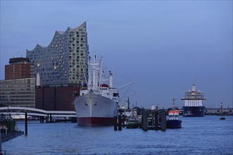 Germany, Hamburg, HafenCity, view to Elbe Philharmonic Hall, Hamburg's new concert hall, glass