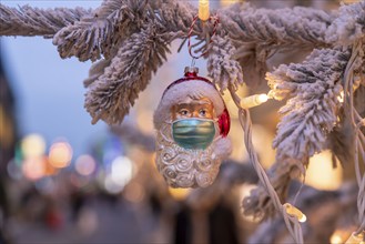 Symbolic image of Christmas in the Corona crisis, Father Christmas figure, Christmas tree