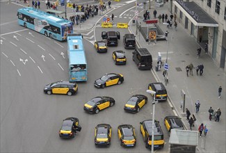 Taxis, road traffic, Plaça d'Espanya, Barcelona, Catalonia, Spain, Europe