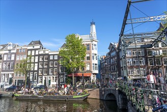 Houses on the Kloveniersburgwal canal, old town of Amsterdam, canal belt, Aluminiumbrug, café with