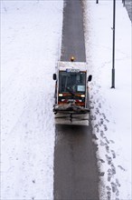 Winter onset, winter service, clearing snow and ice from pavements, sweeper, winter service