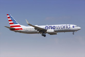 An American Airlines Boeing 737-800 aircraft with the registration number N838NN and the OneWorld