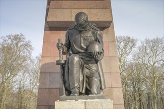 Centre portal, kneeling soldier with Kalschnikow rifle, Soviet memorial, winter, Treptower Park,