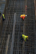 Work on the steel mesh of the foundation of the new Karl Lehr Bridge in the port of