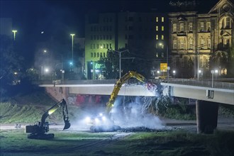 In the early hours of the morning, a section of the Carola Bridge collapsed for unknown reasons.