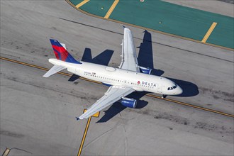 A Delta Air Lines Airbus A319 aircraft with the registration number N354NB at Los Angeles Airport,