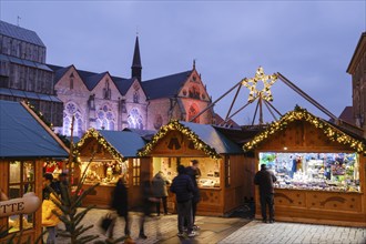 Christmas market stalls at the market, behind Paderborn Cathedral, blue hour, Paderborn,