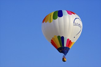 A hot air balloon from the Czech balloon manufacturer Kubicek rises into the air with passengers on