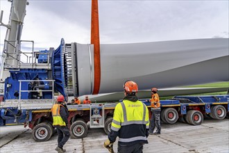 Preparation for the transport of a 68 metre long blade, a wind turbine, with a self-propelled