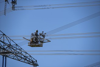 Construction of a new line route, 380 KV extra-high-voltage line between Osterath and Gohr, near