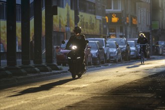 Cyclists in oblique sunlight in November, poor visibility, danger of glare, cycle lane, cyclists