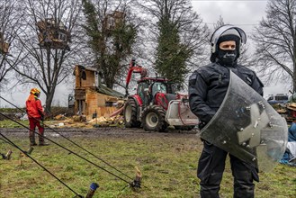 2nd day of the clearing of the hamlet Lützerath, by the police, of tree houses and huts, of climate