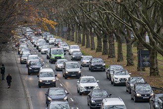 City centre traffic, 3-lane Westfalendamm, federal road B1, heavy traffic, North Rhine-Westphalia,