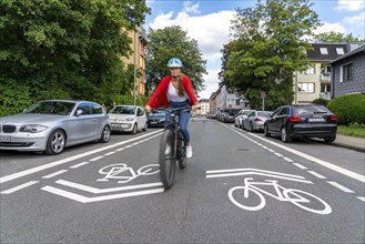 Bicycle road, cyclists have priority over car traffic, new cycle routes through Essen, here in the