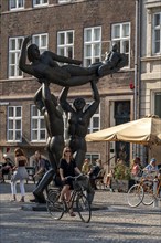 Gammel Strand Square, Slægt Løfter Slægt, bronze figure sculpture by Danish artist Svend Wiig