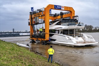 Craning the €6.3 million Sunseeker 88Y motor yacht, weighing 82 tonnes, in preparation for the