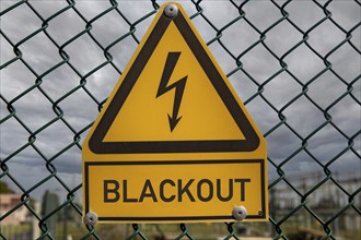 Symbolic image: The word blackout is written under a sign that usually warns of high voltage