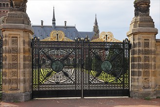 Tor tor to the Peace Palace with depiction of Justitia (left) and Concordia (right), seat of the