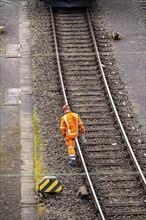 Shunter, railway worker, shunting locomotive, at the Hagen-Vorhalle marshalling yard, one of the 9