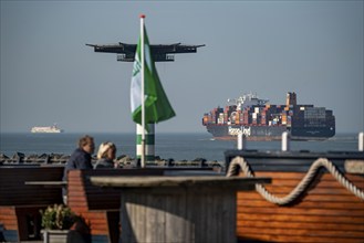 Container freighter VALPARAISO EXPRESS, of the shipping company Hapag-Lloyd, in the harbour exit of