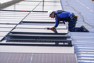 Installation of solar modules on the roof of a commercial enterprise, over 400 photovoltaic modules