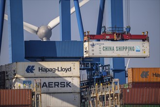 Port of Hamburg, Container Terminal Altenwerder, container ship during loading and unloading,