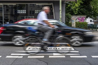 Bicycle road, cyclists have priority over car traffic, new cycle routes through Essen, here in the