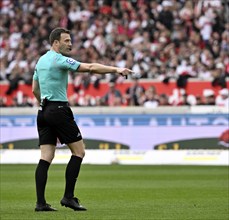 Referee Felix Zwayer, gesture, gesture, MHPArena, MHP Arena Stuttgart, Baden-Württemberg, Germany,