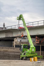 Work on the A40 motorway bridge, Schlachthofbrücke, the bridge piers for the new bridge are already