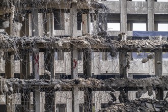 Demolition of a former office building, after complete gutting only the concrete parts of the