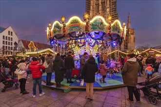 Christmas market in front of the cathedral on Münsterplatz, Ulm, Baden-Württemberg, Upper Swabia,