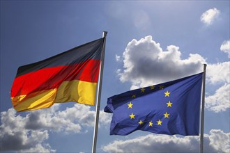 Deutsche und europäische Flagge wehen im Wind (German and european flag wave in the wind)