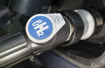 Refuelling a fuel cell vehicle with H2 at a hydrogen filling station, Berlin, 18.08.2020