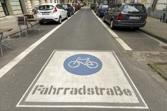 Markings on a cycle lane, cyclists have priority over motor traffic, Cologne, North