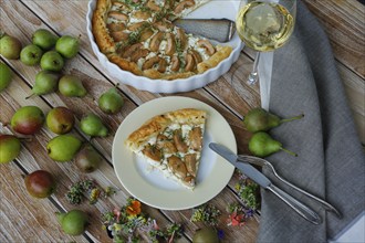 Tart with Gaishirtle and sheep's cheese, Stuttgarter Gaishirtle, pear variety, fruit, table