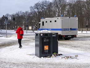 Full rubbish bin, Platz des 18. März, Brandenburg Gate, Berlin, Germany, Europe