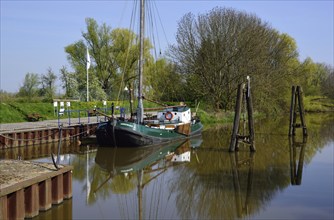 Deutschland, Niedersachsen, Jork-Borstel, Alter Hafen, Ewer